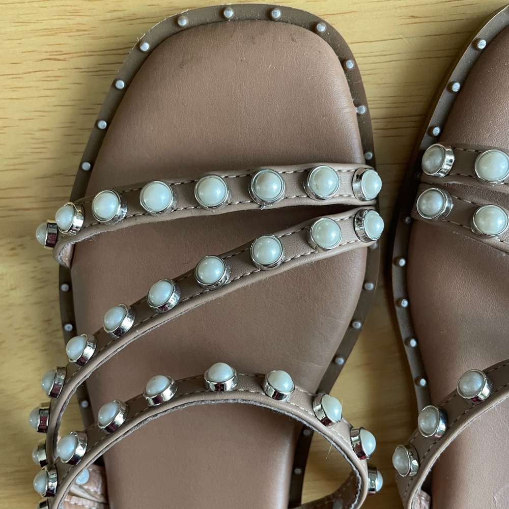 Steve Madden 3 strap, faux pearl, size 6.5, 1/2” heel open toe sandal - Picture 2 of 9